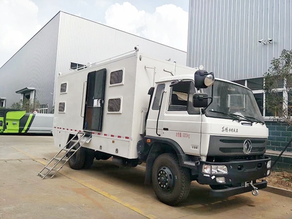 Dongfeng 4X4 off-road 8-person camping vehicle