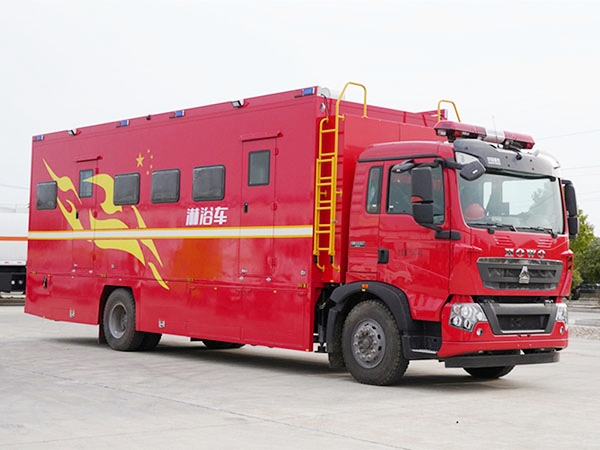 4X2 Sinotruk Howo 6-person shower vehicle