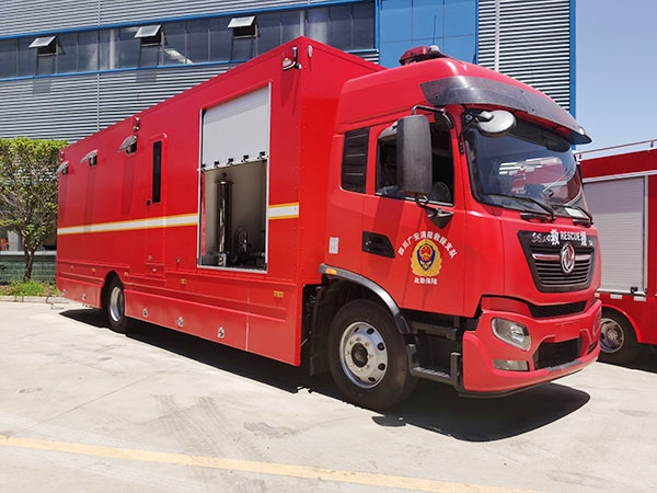 Dongfeng Tianjin 4X2 8-person mobile shower vehicle