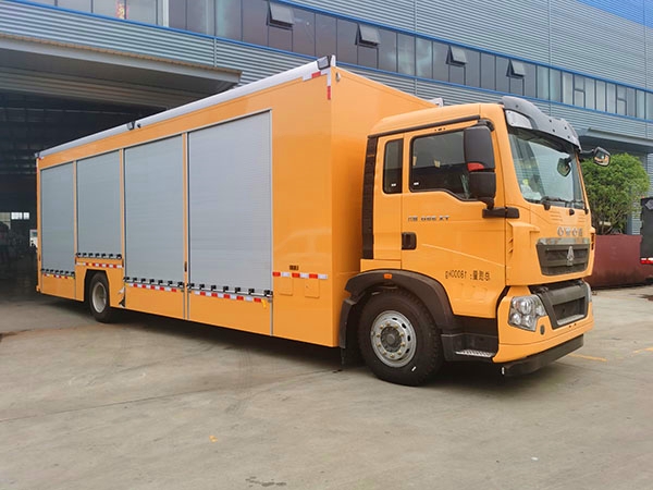Sinotruk Howo 4X2 mobile water purification truck