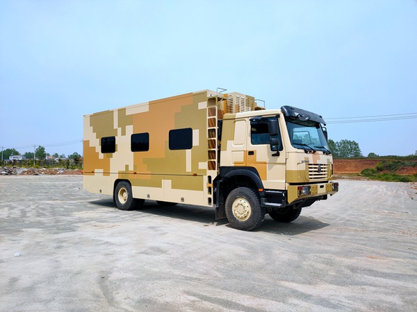 Sinotruk Howo 4X4 12-person camping truck