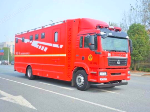 Sinotruk Howo 4X2 8-person shower vehicle