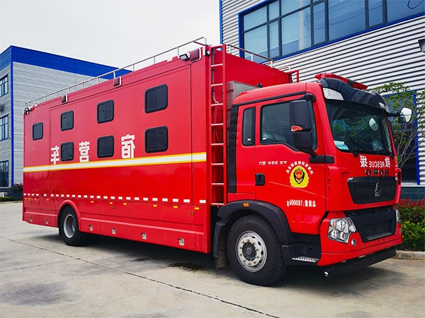 4X2 Sinotruk Howo 24 person camping vehicle