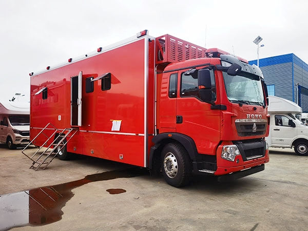 4X2 Sinotruk Howo 6-person camping vehicle