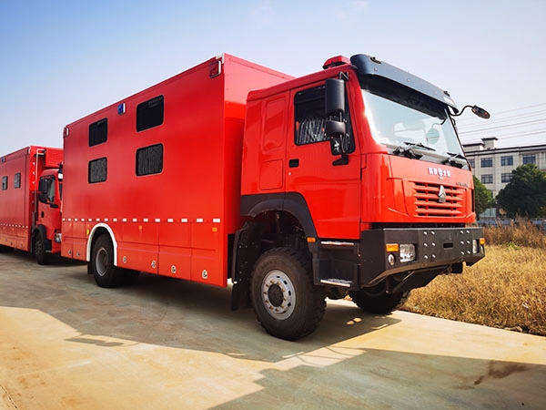 Sinotruk Howo 4X4 24-person camping truck