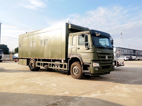 Sinotruk Howo 4X2 24 person camping vehicle