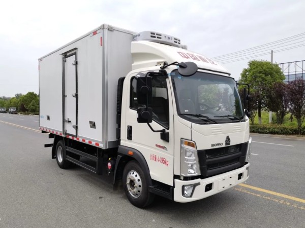 Sinotruk HOWO 4.2m refrigerated van truck