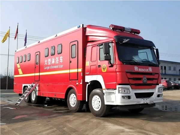 Sinotruk Howo 24-person large shower vehicle