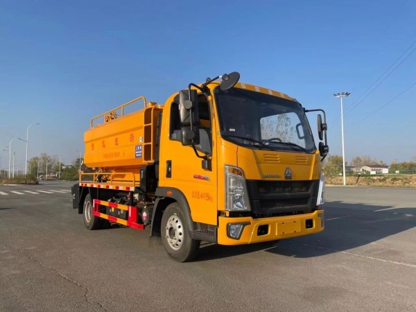 Sinotruk Howo 4x2 cleaning and suction truck