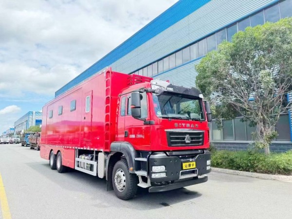 Sinotruk Sitrak 24-person camping vehicle