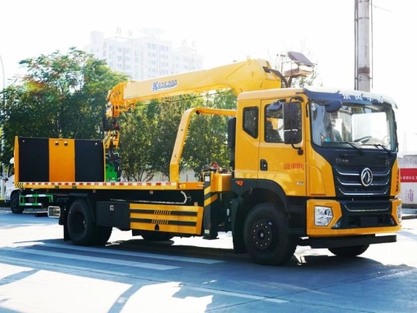 Dongfeng T5 obstacle clearing vehicle with crane