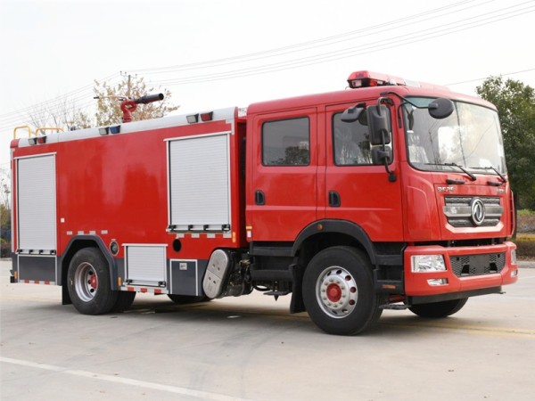 4x2 Dongfeng  D9 8t foam fire truck