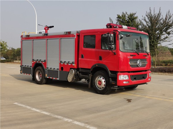 Dongfeng D9 4X2 7-ton water tank fire truck